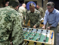 Verteidigungsminister Thomas de Maiziere besucht deutsche ISAF-Soldaten in Kabul