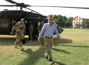 Verteidigungsminister Thomas de Maiziere besucht deutsche ISAF-Soldaten in Kabul