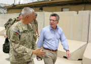 Verteidigungsminister Thomas de Maiziere besucht deutsche ISAF-Soldaten