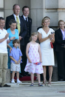 Olympic Torch Relay passes through Buckingham Palace, London, Britain - 26 Jul 2012