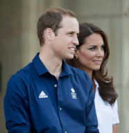 Olympic Torch Relay passes through Buckingham Palace, London, Britain - 26 Jul 2012