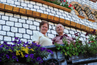 Das Ehepaar Schönewolf aus Dudweiler hat in ihrem Garten eine 15 Meter hohe Ritterburg errichtet