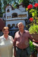 Das Ehepaar Schönewolf aus Dudweiler hat in ihrem Garten eine 15 Meter hohe Ritterburg errichtet