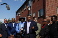 Jesse Jackson visits Holmes apartment