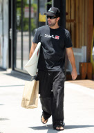 Looking for the way to the beach? Brody Jenner spotted today leaving the Burton store with a brand new surfboard - Los Angeles