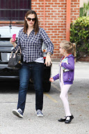Jennifer Garner and Violet turn the tables on the Paparazzi - Part 5