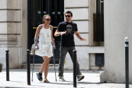 EXCLUSIF - NO CREDIT - BI - LAURA SMET AVEC DES BEQUILLES ET SON