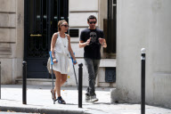 EXCLUSIF - NO CREDIT - BI - LAURA SMET AVEC DES BEQUILLES ET SON