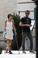 EXCLUSIF - NO CREDIT - BI - LAURA SMET AVEC DES BEQUILLES ET SON