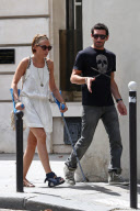 EXCLUSIF - NO CREDIT - BI - LAURA SMET AVEC DES BEQUILLES ET SON