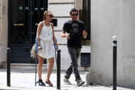 EXCLUSIF - NO CREDIT - BI - LAURA SMET AVEC DES BEQUILLES ET SON