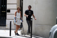 EXCLUSIF - NO CREDIT - BI - LAURA SMET AVEC DES BEQUILLES ET SON