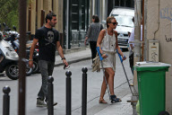 EXCLUSIF - NO CREDIT - BI - LAURA SMET AVEC DES BEQUILLES ET SON