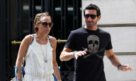 EXCLUSIF - NO CREDIT - BI - LAURA SMET AVEC DES BEQUILLES ET SON