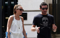 EXCLUSIF - NO CREDIT - BI - LAURA SMET AVEC DES BEQUILLES ET SON