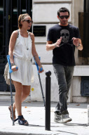 EXCLUSIF - NO CREDIT - BI - LAURA SMET AVEC DES BEQUILLES ET SON