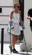 EXCLUSIF - NO CREDIT - BI - LAURA SMET AVEC DES BEQUILLES ET SON