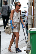 EXCLUSIF - NO CREDIT - BI - LAURA SMET AVEC DES BEQUILLES ET SON