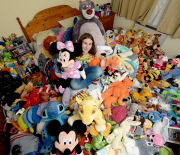 Caroline Rayner zeigt ihre umfangreiche Kuscheltier Sammlung