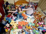 Caroline Rayner zeigt ihre umfangreiche Kuscheltier Sammlung