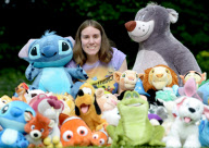 Caroline Rayner zeigt ihre umfangreiche Kuscheltier Sammlung