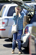 Patricia Arquette Gets Groceries With Daughter Harlow