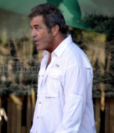 Mel Gibson clashes with photographers while out with daughter