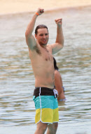 Exclusive... Peter Facinelli And Daughters Enjoy A Day At The Beach NO INTERNET USE WITHOUT PRIOR AGREEMENT