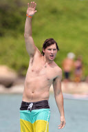 Exclusive... Peter Facinelli And Daughters Enjoy A Day At The Beach NO INTERNET USE WITHOUT PRIOR AGREEMENT