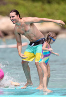Exclusive... Peter Facinelli And Daughters Enjoy A Day At The Beach NO INTERNET USE WITHOUT PRIOR AGREEMENT