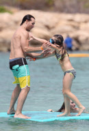 Exclusive... Peter Facinelli And Daughters Enjoy A Day At The Beach NO INTERNET USE WITHOUT PRIOR AGREEMENT