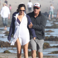 EXCLUSIVE Dustin Hoffman and wife on the beach - Part 2