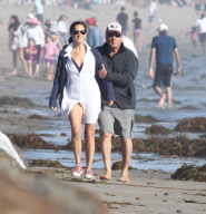 EXCLUSIVE Dustin Hoffman and wife on the beach - Part 2
