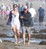 EXCLUSIVE Dustin Hoffman and wife on the beach - Part 2