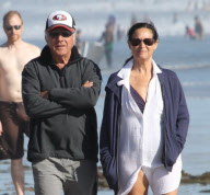 EXCLUSIVE Dustin Hoffman and wife on the beach - Part 2