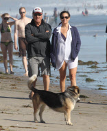 EXCLUSIVE Dustin Hoffman and wife on the beach - Part 2