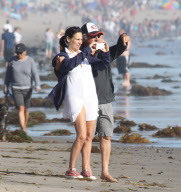 EXCLUSIVE Dustin Hoffman and wife on the beach - Part 2