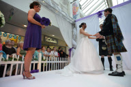 Schottisches Brautpaar heiratet im Shopping Centre von Greenock