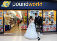 Schottisches Brautpaar heiratet im Shopping Centre von Greenock