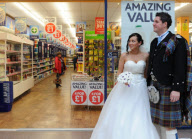 Schottisches Brautpaar heiratet im Shopping Centre von Greenock