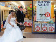 Schottisches Brautpaar heiratet im Shopping Centre von Greenock