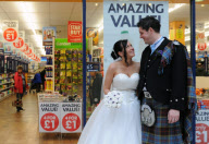 Schottisches Brautpaar heiratet im Shopping Centre von Greenock