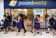 Schottisches Brautpaar heiratet im Shopping Centre von Greenock