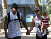 Pink ,her husband Carey Hart and their daugther Willow went to the restaurant " Les 400 coups ". They went to the Luxembourg garden