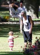 Pink ,her husband Carey Hart and their daugther Willow went to the restaurant " Les 400 coups ". They went to the Luxembourg garden