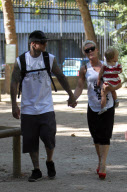 Pink ,her husband Carey Hart and their daugther Willow went to the restaurant " Les 400 coups ". They went to the Luxembourg garden