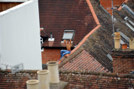 Ein halbnackter Mann auf dem Dach