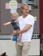 Exclusive... Owen Wilson And Vince Vaughn Enjoy Their Lunch Break In Different Ways