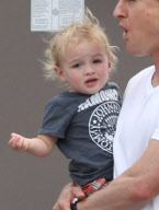 Exclusive... Owen Wilson And Vince Vaughn Enjoy Their Lunch Break In Different Ways