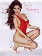 La modelo y actriz brit¿nica Kelly Brook posa sensual en su calendario oficial 2013.